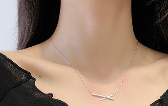 Κομψό γυναικείο κολιέ με πέτρες και λεπτή αλυσίδα