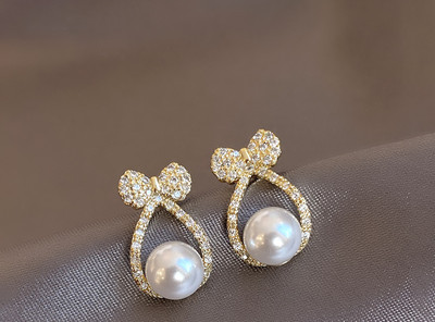 Elegantne naušnice s kamenčićima i biserima u obliku trake