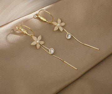 Стилни дамски дълги обици в два модела с цвете