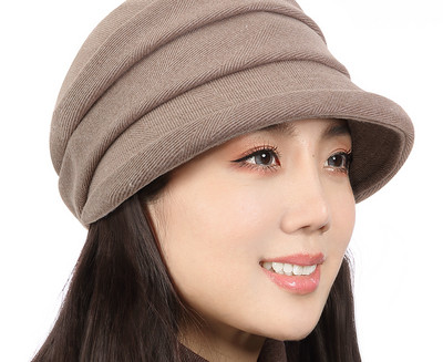 Γυναικείο καπέλο με μεταλλικό στοιχείο