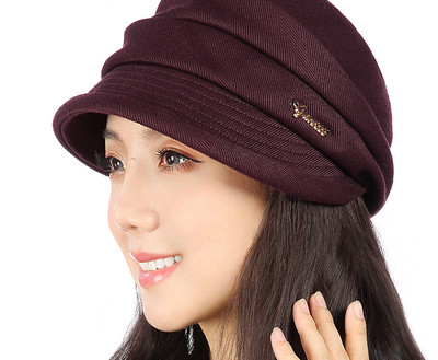 Γυναικείο καπέλο με μεταλλικό στοιχείο