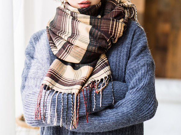 Karirani šal s resama u više boja