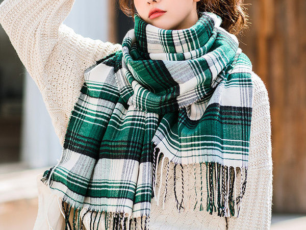 Karirani šal s resama u više boja