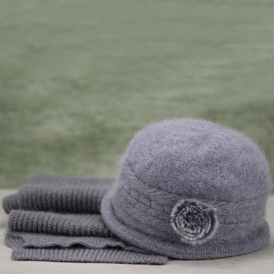 Γυναικείο πουπουλένιο καπέλο με στοιχείο λουλούδι