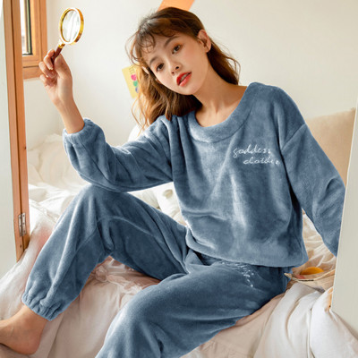 Стилна дамска пижама с бродерия от две части