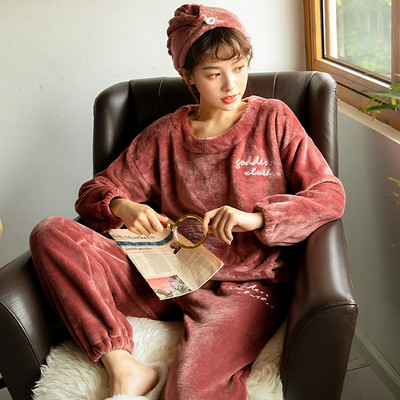 Стилна дамска пижама с бродерия от две части