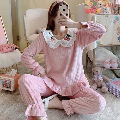 Стилна дамска пижама с бродерия от две части