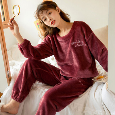 Стилна дамска пижама с бродерия от две части