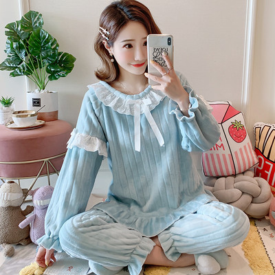 Стилна дамска пижама с бродерия от две части