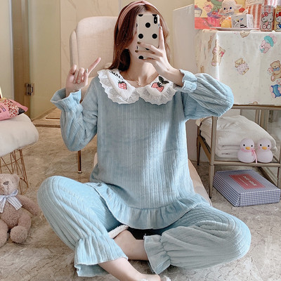 Стилна дамска пижама с бродерия от две части