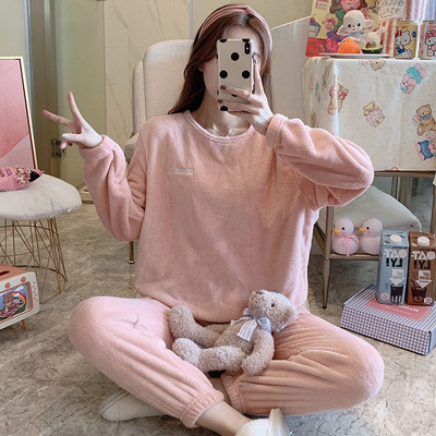 Стилна дамска пижама с бродерия от две части