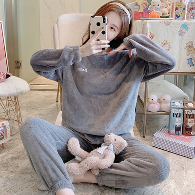 Стилна дамска пижама с бродерия от две части