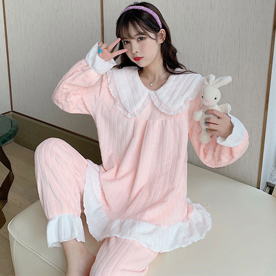 Стилна дамска пижама с бродерия от две части