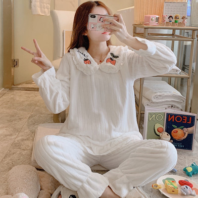 Стилна дамска пижама с бродерия от две части