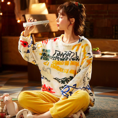 Стилна дамска пижама с бродерия от две части