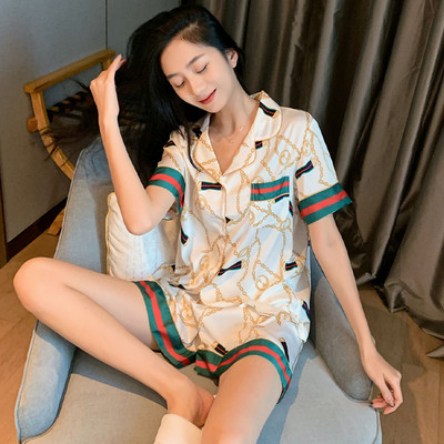 Κομψή γυναικεία σατέν πιτζάμες με κοντά μανίκια