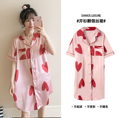 Moderna ženska spavaćica s gumbima za košulju