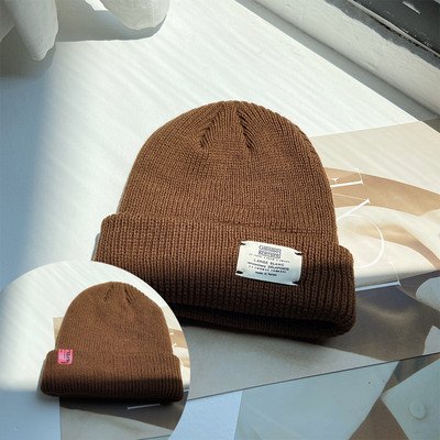 Muška pletena kapa s amblemom siva, crna i bijela