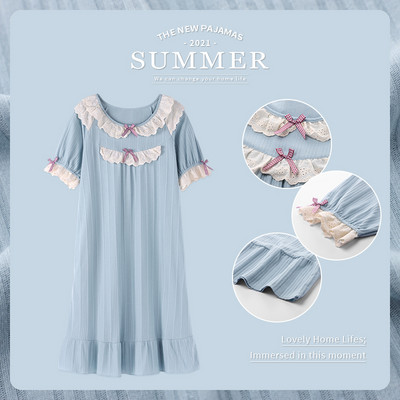 Moderna ženska spavaćica s četvrtastim izrezom i čipkom