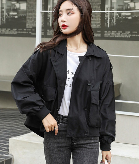 Ženska jesenska široka jakna s džepovima i kopčanjem na gumbe