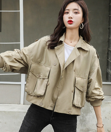 Ženska jesenska široka jakna s džepovima i kopčanjem na gumbe