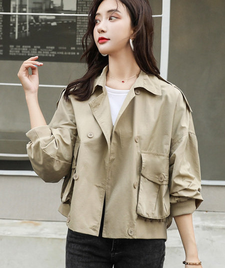 Ženska jesenska široka jakna s džepovima i kopčanjem na gumbe