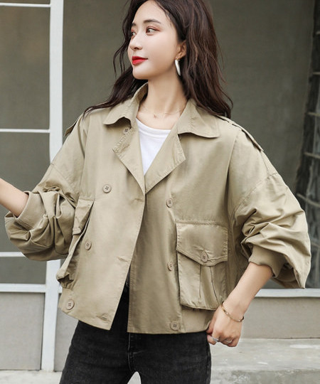 Ženska jesenska široka jakna s džepovima i kopčanjem na gumbe