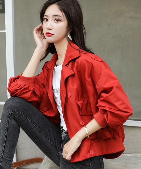 Ženska jesenska široka jakna s džepovima i kopčanjem na gumbe