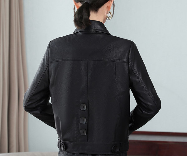 Új modellű női őszi kabát, szögletes gombokkal