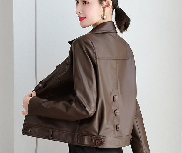 Új modellű női őszi kabát, szögletes gombokkal