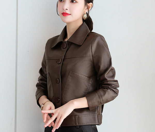 Új modellű női őszi kabát, szögletes gombokkal