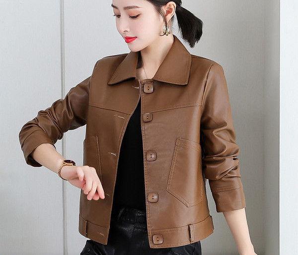 Új modellű női őszi kabát, szögletes gombokkal