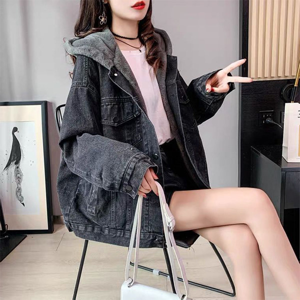 Női farmerdzseki meleg béléssel, hátoldalán felirattal