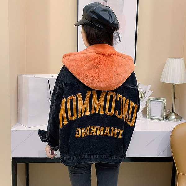 Női farmerdzseki meleg béléssel, hátoldalán felirattal