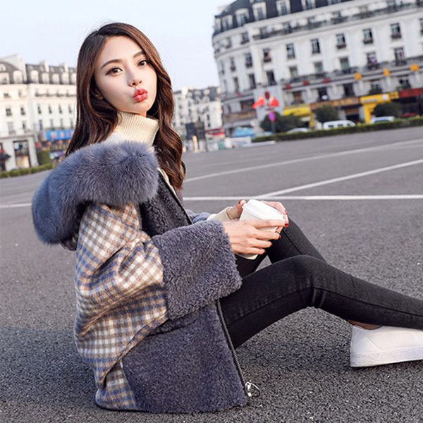 Jachetă de damă scurtă în carouri cu puf