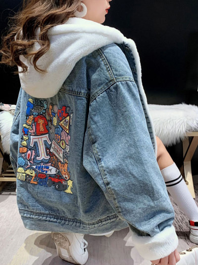 Női farmerdzseki kapucnival és színes rátéttel a hátán