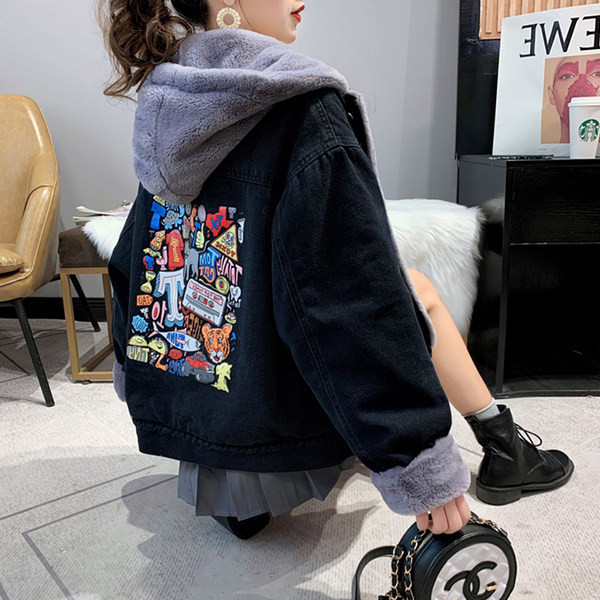 Női farmerdzseki kapucnival és színes rátéttel a hátán