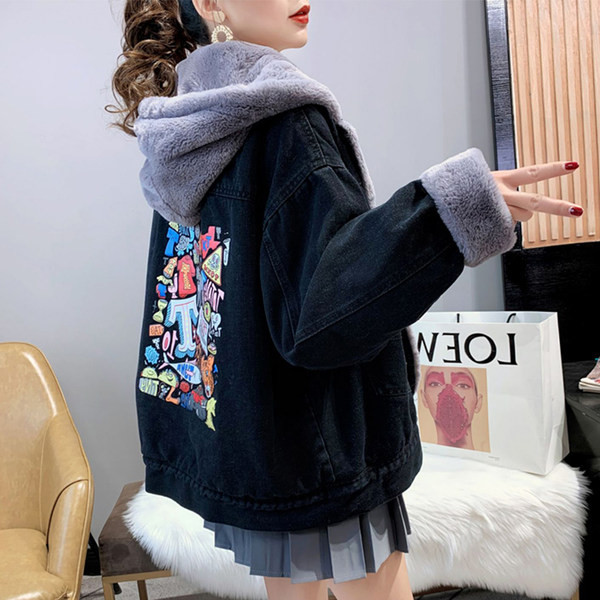 Női farmerdzseki kapucnival és színes rátéttel a hátán