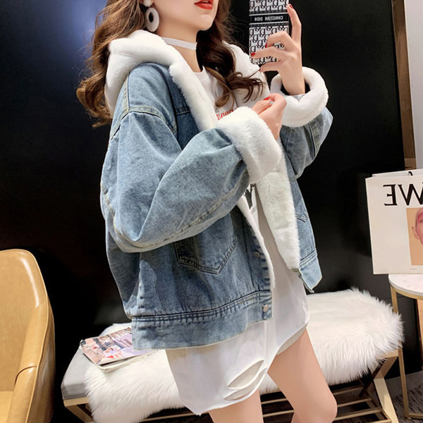 Női farmerdzseki kapucnival és színes rátéttel a hátán