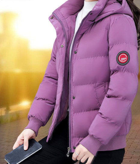 Napi női téli kabát emblémával