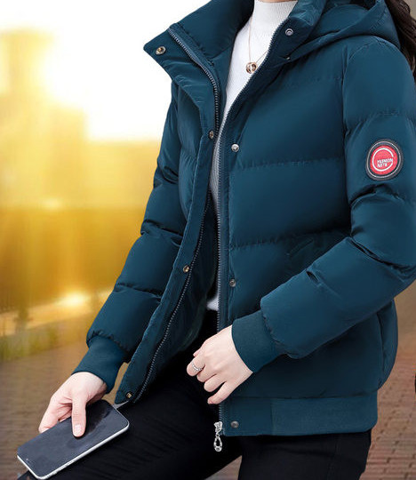 Napi női téli kabát emblémával