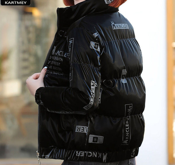 Rövid gyermekkabát felirattal