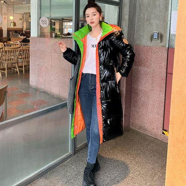 Hosszú női téli kabát kapucnival és zsebekkel