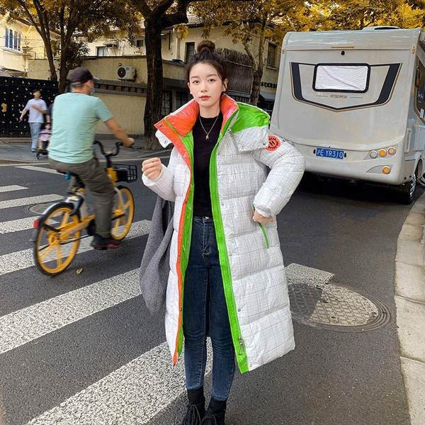 Hosszú női téli kabát kapucnival és zsebekkel