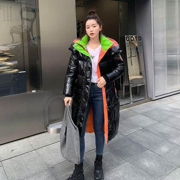 Hosszú női téli kabát kapucnival és zsebekkel