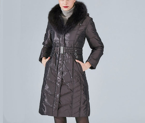 Női hosszú kabát övvel és kapucnival