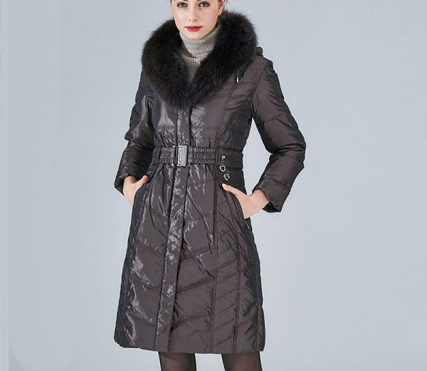 Női hosszú kabát övvel és kapucnival