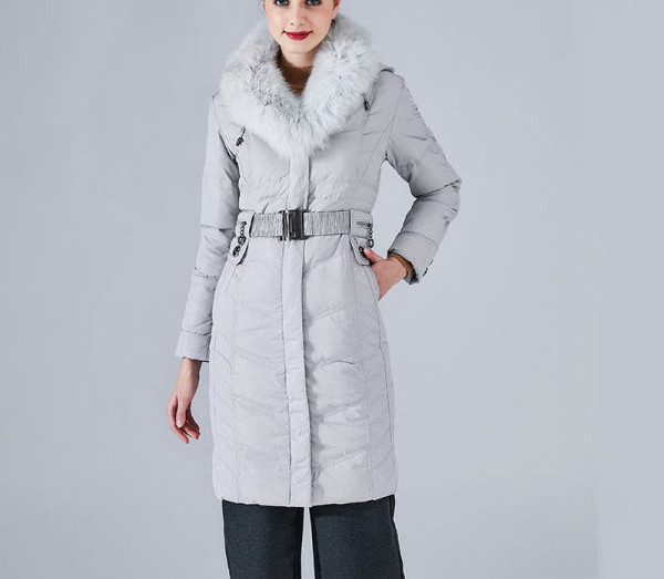 Női hosszú kabát övvel és kapucnival
