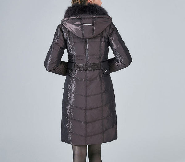 Női hosszú kabát övvel és kapucnival