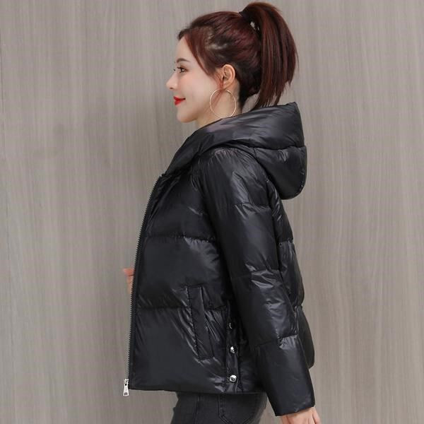 Rövid női kabát kapucnival és oldalsó gombokkal